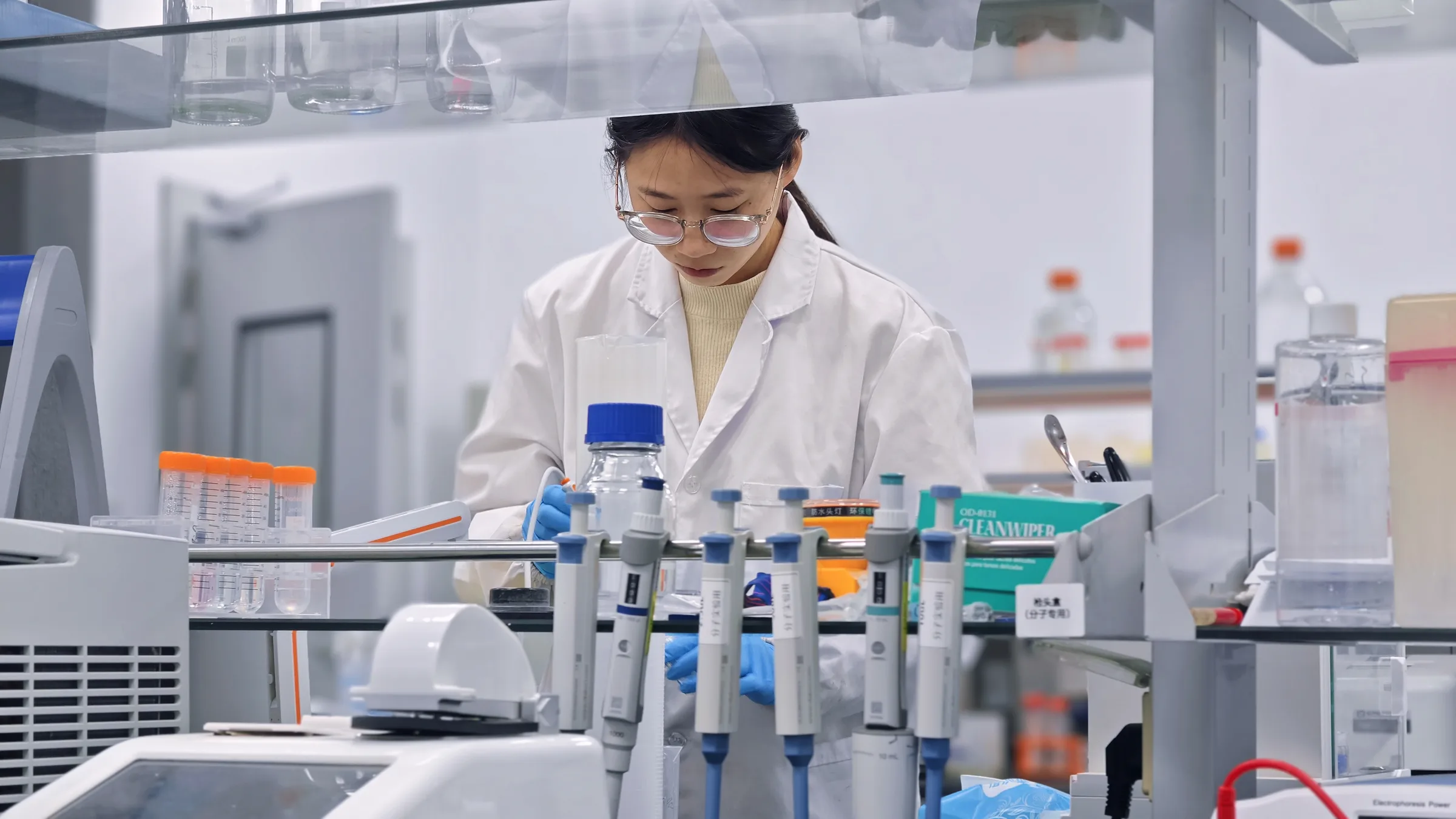 HETCHYN laboratory scientist carrying out analytical work