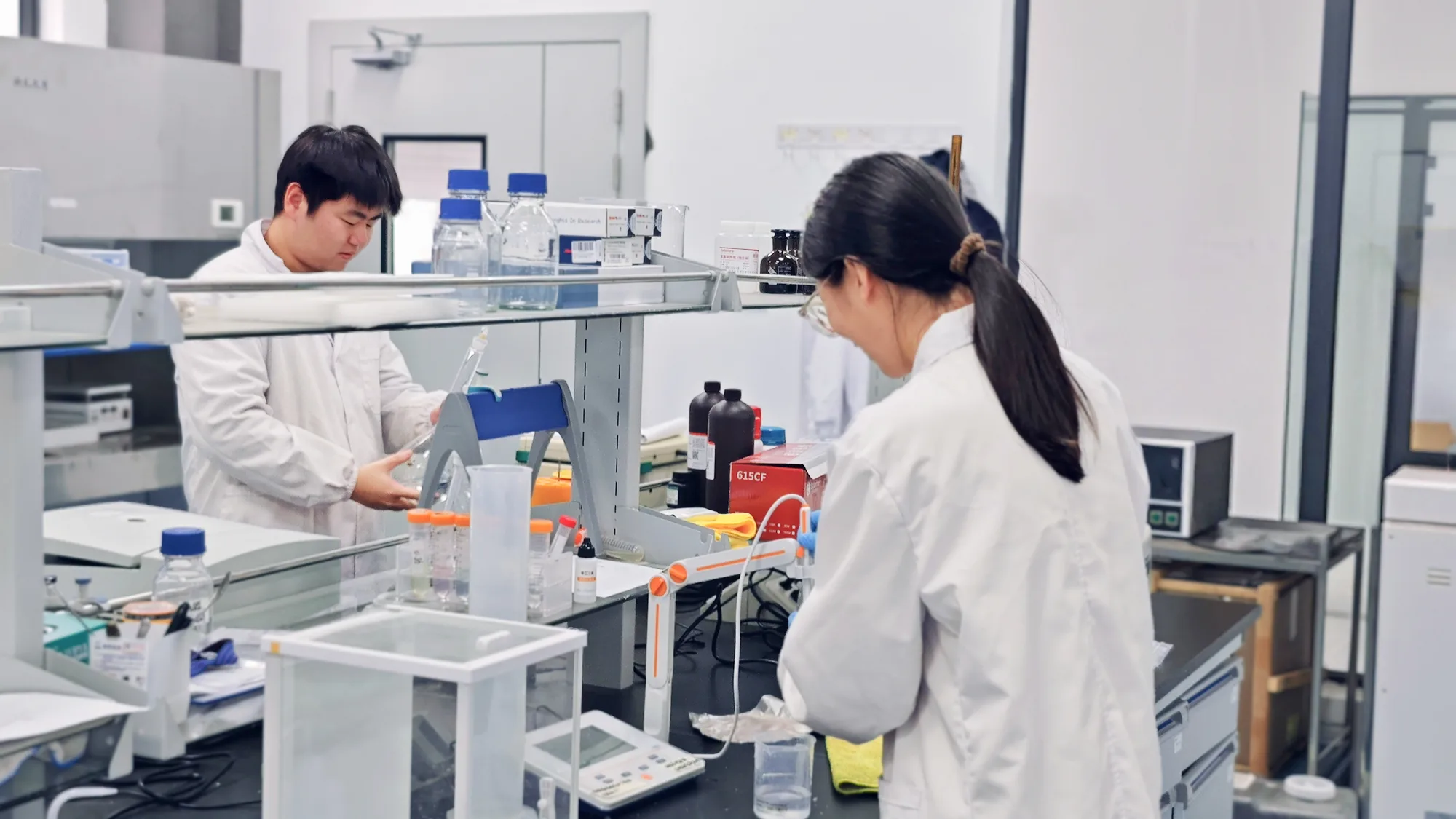 HETCHYN researchers carry out analytical work in the laboratory