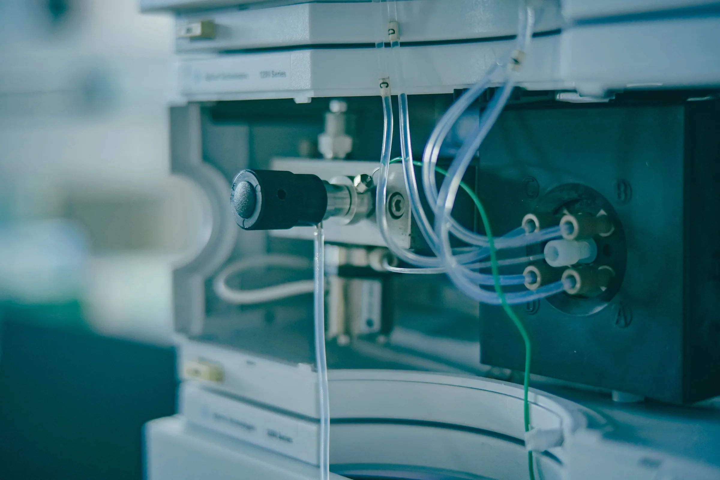 Analytical instrumentation in the HETCHYN laboratory